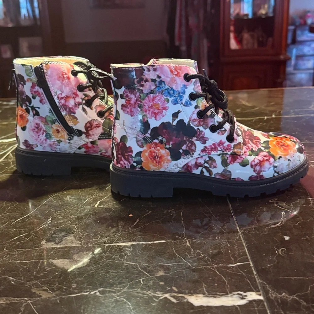 Girls size 3 (35) white floral combat boots